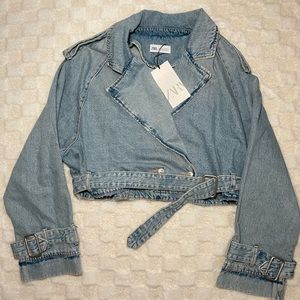 Cropped Light blue denim jacket with buckles